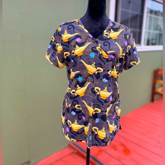 Scrub Top womens size small , used and in excess conditions 🥰 - Picture 1 of 4